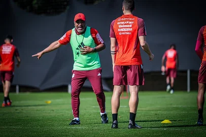 roger machado em treino do inter