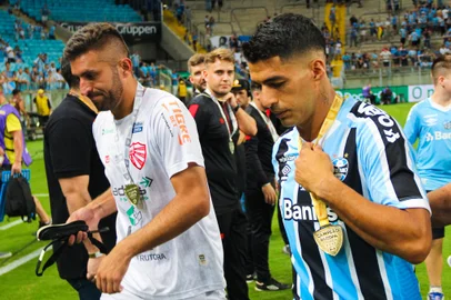 Zagueiro Diego Rocha, do São Luiz, e Luis Suárez, depois da partida pela Recopa Gaúcha, na Arena. Lucas Dornelles / E.C. São Luiz / Divulgação<!-- NICAID(15325190) -->