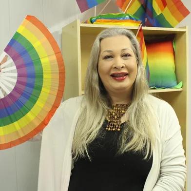Empreendedorismo LGBT: Transexual Cleo Araújo investe em linha de produtos para celebrar o orgulho e a diversidade.Comercializados em loja virtual, itens personalizados foram pensados para espalhar as cores do arco-íris com estilo. A comunidade LGBTQIA+ acaba de ganhar uma linha de produtos para expressar seu orgulho. Desenvolvida por Cleo Araújo, ativista do movimento há duas décadas e primeira mulher trans a assumir uma cadeira na Câmara de Vereadores de Caxias do Sul, em 2021, a Cleo Araújo Artezanalle possui itens personalizados como camisetas, leques, bandeiras, taças, acessórios (bandanas, pulseiras e colares) e sabonetes para espalhar as cores do arco-íris com estilo. As peças variam de R$ 5 a R$ 60 e podem ser adquiridas via WhatsApp (54) 99161-3078 ou por meio do Instagram @cleoaraujoartezanalle, com entrega para todo o Brasil.ONG Construindo Igualdade.<!-- NICAID(15435127) -->