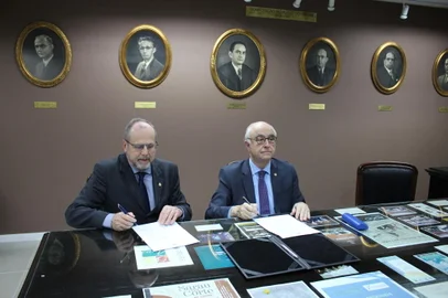 A Associação dos Juízes do RS (AJURIS) e o Tribunal Regional Eleitoral (TRE-RS) firmaram nesta segunda-feira (19/9) acordo de cooperação para a atuação de juízas e juízes voluntários junto às zonas eleitorais do Rio Grande do Sul, durante as eleições previstas para outubro. A proposta é de que os magistrados voluntários atuem em cooperação com os titulares das zonas eleitorais, auxiliando nas tarefas jurisdicionais relacionadas ao processo de votação.<!-- NICAID(15210434) -->
