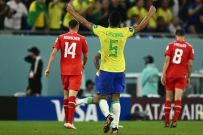 Brazil's midfielder #05 Casemiro celebrates his team's win after the Qatar 2022 World Cup Group G football match between Brazil and Switzerland at Stadium 974 in Doha on November 28, 2022. (Photo by Jewel SAMAD / AFP)Editoria: SPOLocal: DohaIndexador: JEWEL SAMADSecao: soccerFonte: AFPFotógrafo: STF<!-- NICAID(15278797) -->