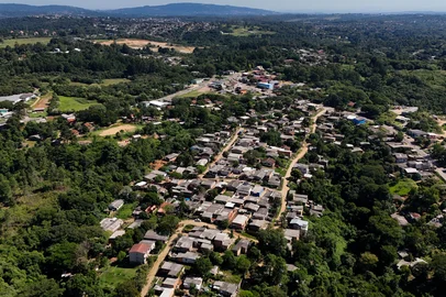 Viamão/Porto Alegre, RS, BrasilPorto Alegre e Viamão negociam a passagem do Passo das Quirinas para a zona sul para a Capital. Hoje, a região pertence à Viamão, mas recebe serviços de Porto Alegre. As Câmaras de Vereadores das duas cidades já aprovaram a transição, a pedido de moradores.Local: ViamÃ£o<!-- NICAID(15982574) -->