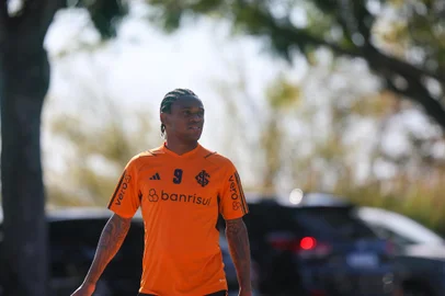 O atacante Luiz Adriano participa de treino do Inter no CT Parque Gigante.<!-- NICAID(15514616) -->