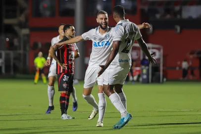 VITÓRIA X GRÊMIOBA - FUTEBOL/BRASILEIRÃO/VITÓRIA X GRÊMIO - ESPORTES - Jemerson, do Grêmio, comemora seu gol     marcado sobre o Vitória durante partida       válida pela sexta rodada do Campeonato     Brasileiro realizada no Estádio Manoel     Barradas, em Salvador (BA), na noite     deste domingo, 27 de abril de 2025.     27/04/2025 - Foto: JUNIOR DAMASCENO/Editoria: ESPORTESLocal: SALVADORIndexador: JUNIOR DAMASCENOFonte: MyPhoto PressFotógrafo: MYPHOTO PRESS<!-- NICAID(16025451) -->