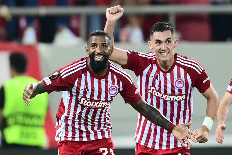 Olympiacos' Brazilian defender #23 Rodinei (L) and Olympiacos' Greek midfielder #15 Sotiris Alexandropoulos (R) celebrate after an own goal by West Ham United's Italian defender #21 Angelo Ogbonna during the UEFA Europa League 1st round day 3 Group A football match between Olympiacos (GRE) and West Ham (ENG) at the Georgios Karaiskakis Stadium in Piraus on October 26, 2023. (Photo by Marilia VASILAKOPOULOU / Eurokinissi / AFP) / Greece OUTEditoria: SPOLocal: PiraeusIndexador: MARILIA VASILAKOPOULOUSecao: soccerFonte: EurokinissiFotógrafo: STR<!-- NICAID(15610649) -->