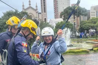 Atividade gratuita segue durante a tarde com apoio do Corpo de Bombeiros; programação que incentiva para a realização de exercícios físicos iniciou às 00h01min desta quarta feira com corrida noturna de 3,5km no centro de Caxias.<!-- NICAID(16047123) -->