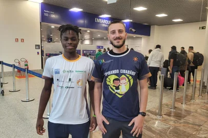 Atleta de tênis Frederico Moraes e o monitor  Bernardo Faccioli, do projeto Lapidando Cidadãos, de Vacaria<!-- NICAID(15210748) -->