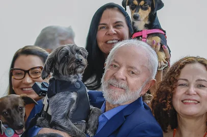Presidente da RepÃºblica, Luiz InÃ¡cio Lula da Silva, durante cerimÃ´nia de assinatura do Decreto Presidencial que institui o Programa Nacional de ProteÃ§Ã£o e Manejo Populacional Ãtico de CÃ£es e Gatos (ProPatinhas) e lanÃ§amento oficial do Sistema Nacional de IdentificaÃ§Ã£o de CÃ£es e Gatos (SinPatinhas).PalÃ¡cio do Planalto.Foto: Ricardo Stuckert / PR<!-- NICAID(16018905) -->