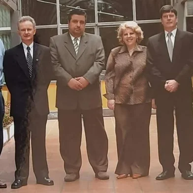 Registro histórico de alguns dos fundadores da Associação Riograndense de Imprensa Serra Gaúcha e que formaram a primeira diretoria da entidade, em Caxias do Sul.A ARI Serra Gaúcha celebra 20 anos em 2023.Da esquerda para a direita: Paulo Cancian, Moacir Molon, Paulo Rodrigues, Juçara Tonet Dini, Guilherme Arruda e Paulo Rufatto<!-- NICAID(15548575) -->