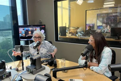 Cristina Ranzolin e Tânia Carvallho no estúdio da Rádio Gaúcha, em 6 de março de 2024, falando no Gaúcha Mais sobre os 52 anos do JA.<!-- NICAID(15698988) -->