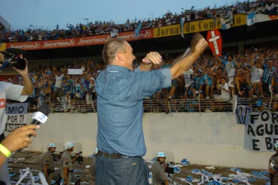 *** Mauro - Grenal 4 ***Decisão do Campeonato Gaúcho 2006.No Gre-Nal de número 365, realizado no Estádio Beira-Rio, em Porto Alegre, Internacional e Grêmio decidem o título de campeão gaúcho de 2006. O Grêmio tem a vantagem do saldo qualificado, podendo colocar a mão na taça com qualquer empate com gols. Se o jogo terminar em 0 a 0, a disputa irá para a prorrogação e, persistindo a igualdade, a decisão será nos pênaltis.Técnico Mano Menezes comemora a vitória após empate que deu o título ao Grêmio.<!-- NICAID(1780506) -->