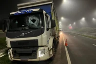 O motorista de um caminhão ficou gravemente ferido após ser atingido por uma pedra na BR-386, em Lajeado,  no Vale do Taquari. O caso aconteceu por volta das 4h40min desta quarta-feira (11) no km 339.<!-- NICAID(16057081) -->