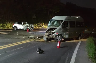 A colisão frontal entre um automóvel e uma van vitimou Marcos Roberto Kruger, 47, na noite desta sexta-feira (29) em Carlos Barbosa. O acidente foi registrado por volta das 22h no km 232 da BR-470, em direção a Barão. A Polícia Civil investiga as circunstâncias do acidente.  Kruger conduzia um automóvel Onix com placas de Carlos Barbosa que colidiu em uma Sprinter com placas de Salvador do Sul. Os únicos dois passageiros da van tiveram ferimentos leves. <!-- NICAID(15555846) -->