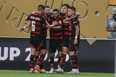 Flamengo celebra gol contra o Espérance pelo Mundial de Clubes<!-- NICAID(16061365) -->