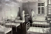 Foto de 1942.Comemorando 90 anos, o Hospital de Clínicas Ijuí (HCI) tem a história vinculada à mobilização da comunidade. Em 19 de junho de 1935, moradores da cidade do noroeste do Estado fundaram a Associação Hospital de Caridade Ijuí. O juiz de direito Arthur Oscar Germany presidiu a entidade com a missão de abrir, dirigir e auxiliar a manutenção de um hospital. Em 2023, o nome foi trocado de Hospital de Caridade Ijuí para Hospital de Clínicas Ijuí.<!-- NICAID(16055408) -->