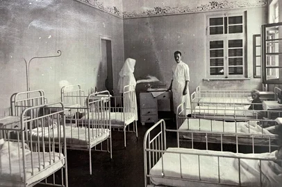 Foto de 1942.Comemorando 90 anos, o Hospital de Clínicas Ijuí (HCI) tem a história vinculada à mobilização da comunidade. Em 19 de junho de 1935, moradores da cidade do noroeste do Estado fundaram a Associação Hospital de Caridade Ijuí. O juiz de direito Arthur Oscar Germany presidiu a entidade com a missão de abrir, dirigir e auxiliar a manutenção de um hospital. Em 2023, o nome foi trocado de Hospital de Caridade Ijuí para Hospital de Clínicas Ijuí.<!-- NICAID(16055408) -->