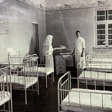 Foto de 1942.Comemorando 90 anos, o Hospital de Clínicas Ijuí (HCI) tem a história vinculada à mobilização da comunidade. Em 19 de junho de 1935, moradores da cidade do noroeste do Estado fundaram a Associação Hospital de Caridade Ijuí. O juiz de direito Arthur Oscar Germany presidiu a entidade com a missão de abrir, dirigir e auxiliar a manutenção de um hospital. Em 2023, o nome foi trocado de Hospital de Caridade Ijuí para Hospital de Clínicas Ijuí.<!-- NICAID(16055408) -->