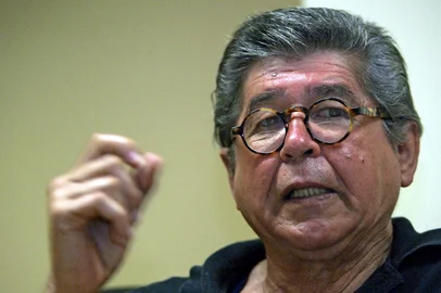 (FILES) Peruvian writer Alfredo Bryce Echenique gestures during the presentation of his book "Entre la Soledad y el Amor," in Lima on January 12, 2006. Peruvian writer Alfredo Bryce Echenique, one of the leading figures in Latin American narrative, has died at the age of 87, the Peruvian House of Literature reported on March 10, 2026. (Photo by Eitan ABRAMOVICH / AFP)<!-- NICAID(16242031) -->