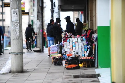 CAXIAS DO SUL, RS, BRASIL, 27/01/2022. Vendedores ambulantes no centro de Caxias do Sul. (Porthus Junior/Agência RBS)<!-- NICAID(15000707) -->