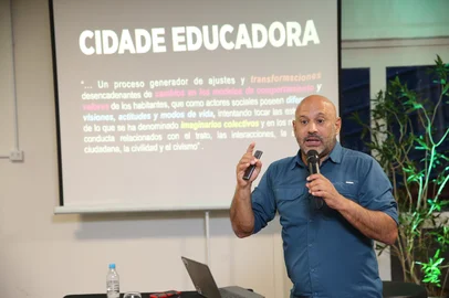 CAXIAS DO SUL, RS, BRASIL, 31/03/2025. Programa O Futuro Que Queremos terá palestra com o cientista político Jean-Edouard Tromme e o gestor de políticas urbanas e sociais Santiago Uribe Rocha (FOTO), de Medellín, na Colômbia, além de abrir espaço para debates de propostas visando ações de curto à longo prazo. (Porthus Junior/Agência RBS)<!-- NICAID(16007290) -->