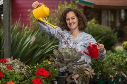 A engenheira agrônoma Vânia Chassot Angeli dá dicas para cuidar das plantas no calor