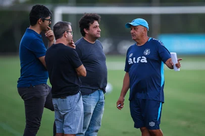 RS - FUTEBOL/ TREINO GREMIO 2025 - ESPORTES - Jogadores do Gremio realizam treino tÃ©cnico durante a tarde desta sexta-feira, no CT Luiz Carvalho, na preparaÃ§Ã£o para a partida valida pelo Campeonato Brasileiro 2025. Na foto, o presidente Alberto Guerra e  interino James Freitas. FOTO: LUCAS UEBEL/GREMIO FBPA<!-- NICAID(16020115) -->