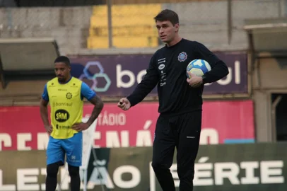 Treinamento do Caxias no Estádio Centenário em preparação para o jogo com o ABC. Na foto: técnico Thiago Gomes.<!-- NICAID(15842922) -->
