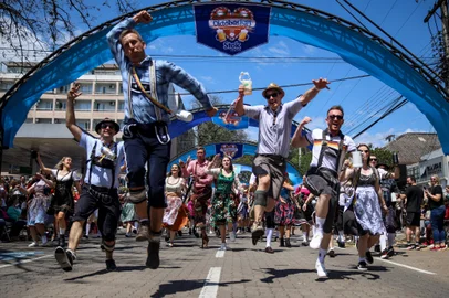 SANTA CRUZ DO SUL, 13.10.2024: Oktoberfest de Santa Cruz do Sul. Desfile reúne cerca de 6mil pessoas. Fotos: Duda Fortes / Agência RBS<!-- NICAID(15889530) -->