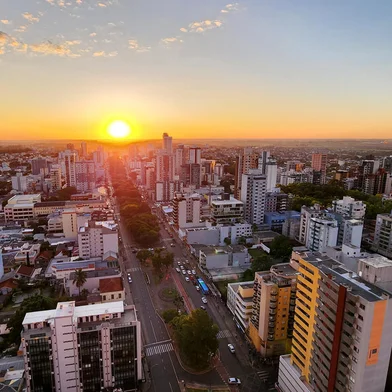 Por do Sol visto do alto, no Centro sentido Bairro Boqueirão com canteiro da Avenida Brasil.  Foto: Diogo Zanatta / Especial<!-- NICAID(15348818) -->