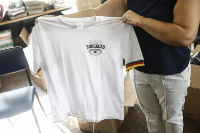 PORTO ALEGRE, RS, BRASIL - 2025.02.25 - Escola Cândido Portinari foi, até agora, a única escola de Porto Alegre que recebeu uniformes para os alunos. Porém recebeu caixas sem relação uniforme x aluno. Sem a relação não conseguem distribuir para os alunos os kits que receberam do Estado. (Foto: André Ávila/ Agência RBS)Indexador: Andre Avila<!-- NICAID(15983312) -->