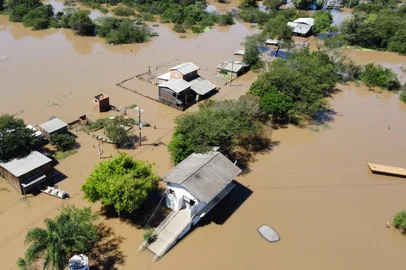 Em Cachoeira do Sul, na Região Central, 20 famílias do bairro Cristo Rei e das localidades de São Lourenço e Pertile deixaram suas casas por causa da cheia do rio Jacuí. <!-- NICAID(16379077) -->