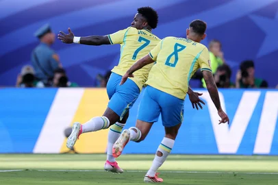 KEVIN C. COX / GETTY IMAGES NORTH AMERICA EAST RUTHERFORD, NEW JERSEY - JUNE 13: Vinicius Junior #7 of Brazil celebrates with Bruno Guimaraes #8 after scoring the team's first goal during the FIFA World Cup 2026 Group C match between Brazil and Morocco at New York New Jersey Stadium on June 13, 2026 in East Rutherford, New Jersey. Kevin C. Cox/Getty Images/AFP (Photo by Kevin C. Cox / GETTY IMAGES NORTH AMERICA / Getty Images via AFP)<!-- NICAID(16305838) -->
