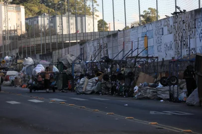 CAXIAS DO SUL, RS, BRASIL, 17/05/2021 - [15:32, 17/05/2021] Leonardo Lopes: Rua Cristóforo Randon, no Euzébio, problema com os recicladores. Os moradores seguem reclamando da sujeira e da baderna no local. A prefeitura debate um novo projeto, deve tirar eles de lá e colocar em um pavilhão estruturado. Moradores tem medo, parece que traficantes e usuários estão envolvidos. (Marcelo Casagrande/Agência RBS)<!-- NICAID(14785430) -->