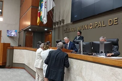 Mesmo com resistências de vereadores da base aliada do prefeito Sebastião Melo,o projeto de lei que revisa os critérios da planta de valores do IPTU de Porto Alegre teve a tramitação acelerada pela Câmara de Vereadores.Hoje o projeto foi submetido a uma reunião conjunta de comissões e teve parecer aprovado pela maioria dos vereadores