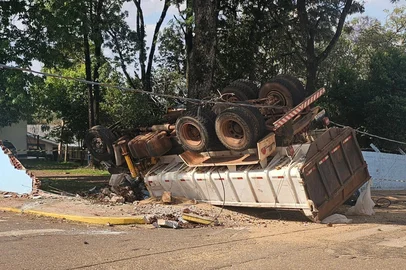 Motorista fica gravemente ferido após caminhão bater em muro de escola e capotar em Jacutinga<!-- NICAID(16167848) -->