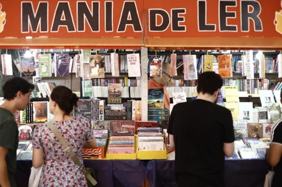 PORTO ALEGRE, RS, BRASIL - 2024.11.03 - Primeiro domingo da feira do livro tem tarde de calor e bom movimento de leitores. (Foto: André Ávila/ Agência RBS)<!-- NICAID(15906117) -->