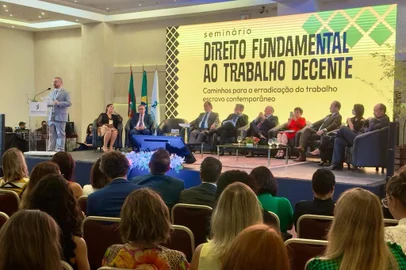 Fiscalização e ações para condições dignas de trabalho são destaque no seminário Direito Fundamental ao Trabalho Decente Evento teve início nesta segunda-feira (26) e segue até quarta (28) em Bento Gonçalves<!-- NICAID(15690447) -->