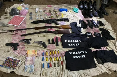 Apreendidas armas e fardas no litoral <!-- NICAID(15184968) -->