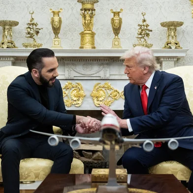 US President Donald Trump shakes hands with El Salvador's President Nayib Bukele during a meeting in the Oval Office of the White House in Washington, DC, April 14, 2025. Trump on Monday hosted El Salvador's President Nayib Bukele, the self-described "world's coolest dictator" who is now the US leader's key ally in a controversial push to deport illegal migrants to a notorious Salvadoran prison. The meeting comes as the White House faces pressure over the case of a father who was mistakenly deported to the jail in the Central American country -- whose return a US court has ordered the Trump adminstration to facilitate (Photo by Brendan Smialowski / AFP)Editoria: POLLocal: WashingtonIndexador: BRENDAN SMIALOWSKISecao: diplomacyFonte: AFPFotógrafo: STF<!-- NICAID(16016794) -->
