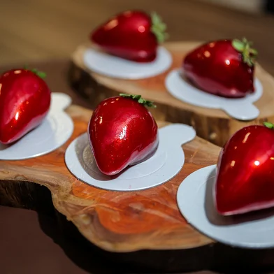 CAXIAS DO SUL, RS, BRASIL, 23/07/2025. Doces D' Oro faz morangos do amor e figos do amor. Em breve a empresa vai lançar abacaxi e banana do amor. Na foto, Thayse Machado, dona da Empório Doce D'oro (Neimar De Cesero/Agência RBS)Indexador: Neimar De Cesero<!-- NICAID(16086280) -->