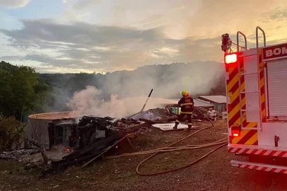 Incêndio destrói silo e consome quase 700 sacos de milho no noroeste do RS<!-- NICAID(16062627) -->
