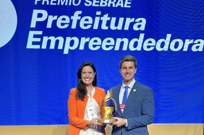 O projeto Donna, da prefeitura de Flores da Cunha, ganhou 1º lugar no Prêmio Nacional Sebrae "Prefeitura Empreendedora", na categoria Inclusão Socioprodutiva. A cerimônia ocorreu nesta segunda-feira (18), em Brasília, reunindo iniciativas de destaque de todo o Brasil  voltadas ao desenvolvimento econômico, fortalecimento do empreendedorismo e valorização das potencialidades locais.<!-- NICAID(16288327) -->