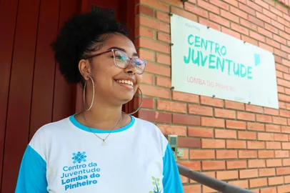 Hellen Fonsec, ado Centro da Juventude (CJ) Lomba do Pinheiro – espaço vinculado à Secretaria de Justiça, Cidadania e Direitos Humanos (SJCDH) do Estado – está entre os 98 aprovados para Direito no vestibular da Universidade Federal do Rio Grande do Sul (UFRGS) deste ano. Ela integra o Programa de Oportunidades e Direitos.<!-- NICAID(15360472) -->
