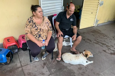 Casal abrigado em ginásio de Campo Bom em razão da cheia do rio.