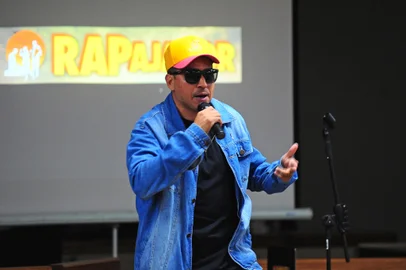 CAXIAS DO SUL, RS, BRASIL, 11/12/2023. RAPajador, projeto que une rapper Chiquinho Divilas, o acordeonista Rafael De Boni e o DJ Hood. Apresentações musicais ocorreram no salão do júri em Caxias do Sul. (Porthus Junior/Agência RBS)Indexador:                                 <!-- NICAID(15622652) -->