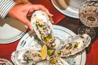 Chef Julio Cefis Sardiñas , sardiñas , destemperados , frutos do mar , porto alegre , Sardiñas antepastos de mini lulas , croquetas de jamon , damasco com aliche, ostra in natura<!-- NICAID(16208132) -->