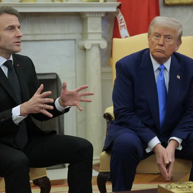 French President Emmanuel Macron Visits The White HouseWASHINGTON, DC - FEBRUARY 24: U.S. President Donald Trump listens as French President Emmanuel Macron answers a reporter's question in the Oval Office at the White House on February 24, 2025 in Washington, DC. Macron is meeting with Trump in Washington on the third anniversary of Russia's full-scale military invasion of Ukraine.   Chip Somodevilla/Getty Images/AFP (Photo by CHIP SOMODEVILLA / GETTY IMAGES NORTH AMERICA / Getty Images via AFP)Editoria: POLLocal: WashingtonIndexador: CHIP SOMODEVILLASecao: diplomacyFonte: GETTY IMAGES NORTH AMERICAFotógrafo: CONTRIBUTOR<!-- NICAID(15983563) -->