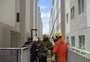 Corporação diz que bombeiros estavam nas escadas no momento da explosão em prédio em Porto Alegre e que seguiram no local mesmo feridos