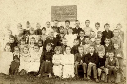 Livro Famílias Teuto Brasileiras- História e Genealogia, de Felipe Kuhn Braun.Aula Pública, Nova Petrrópolis, Professor Frederico Michaelsen, 1908.<!-- NICAID(14709145) -->