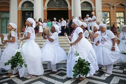 PORTO ALEGRE, RS, BRASIL, 08/02/2019: Ritual religioso, organizado pelo Babalorixá Pai Paulinho de Xoroquê, de lavagem das escadarias da Prefeitura Municipal de Porto Alegre. O evento acontece há 8 anos e reúne representantes de centros umbandistas. (CAMILA DOMINGUES/AGÊNCIA RBS)<!-- NICAID(13950940) -->
